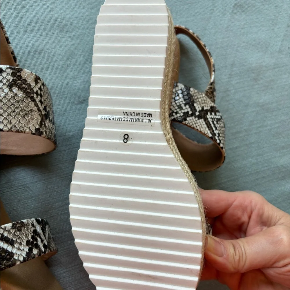 NEW Report Snakeskin Pattern Wedge Sandals Size 8 Comfortable